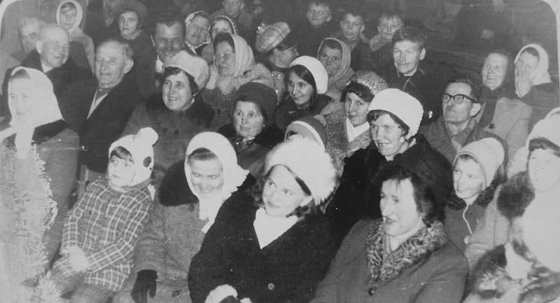 parafia polskokatolicka 1_30.jpg - Rok 1973. Zespół Teatru Amatorskiego, działającego w parafii, podczas spektaklu: "Grusza na miedzy" - widownia